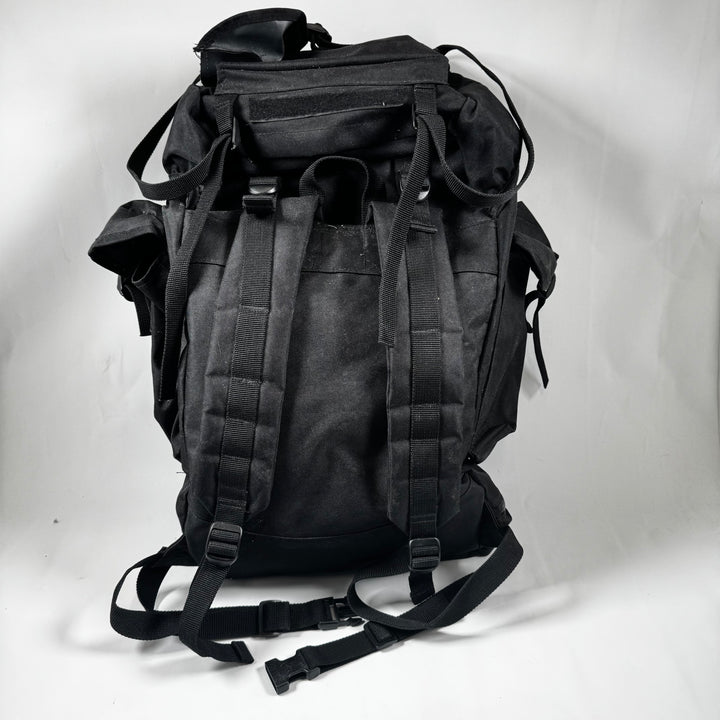 Svart modern ryggsäck i slitstarkt tyg