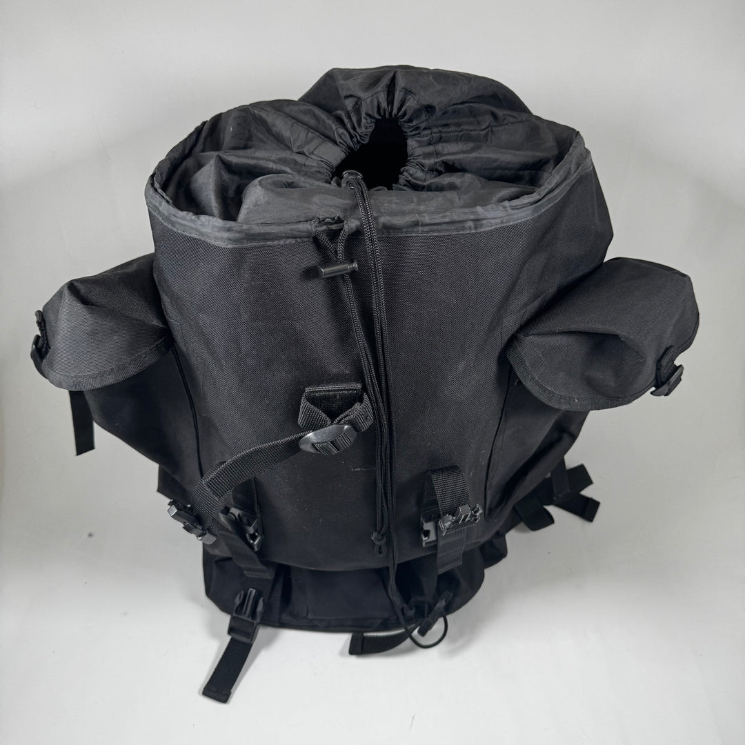 Svart modern ryggsäck i slitstarkt tyg