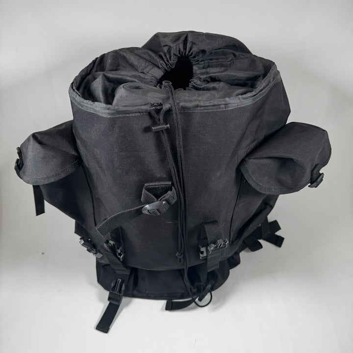 Svart modern ryggsäck i slitstarkt tyg