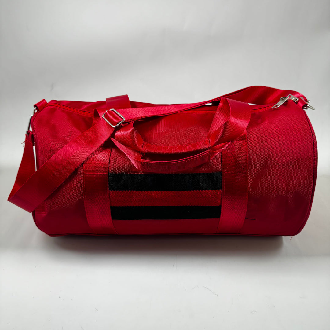 Iögonfallande röd sportväska med svarta ränder
