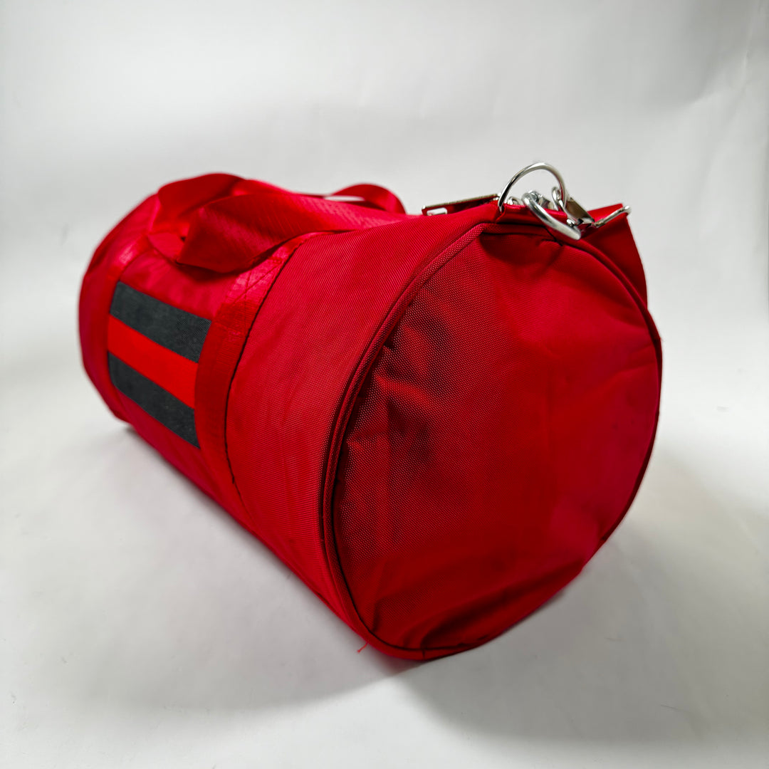 Iögonfallande röd sportväska med svarta ränder