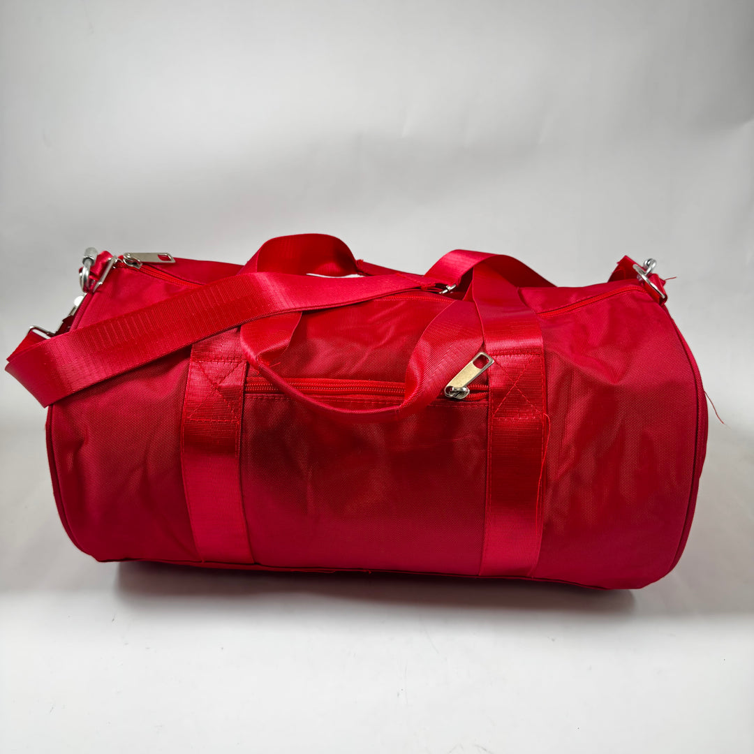 Iögonfallande röd sportväska med svarta ränder