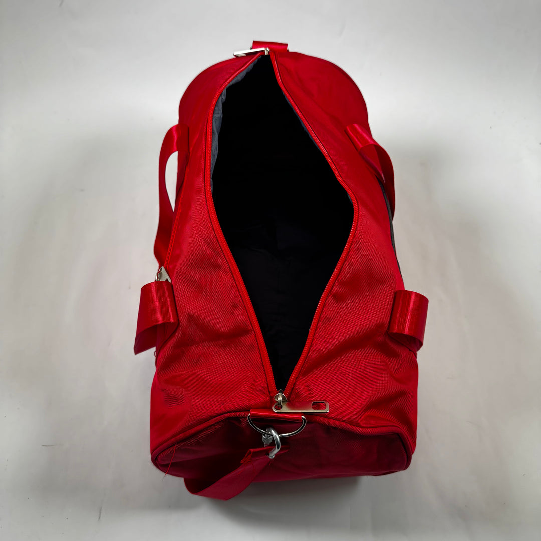 Iögonfallande röd sportväska med svarta ränder