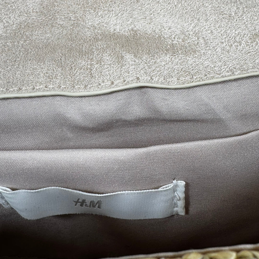 Elegant H&M-handväska i konstläder med kedjerem