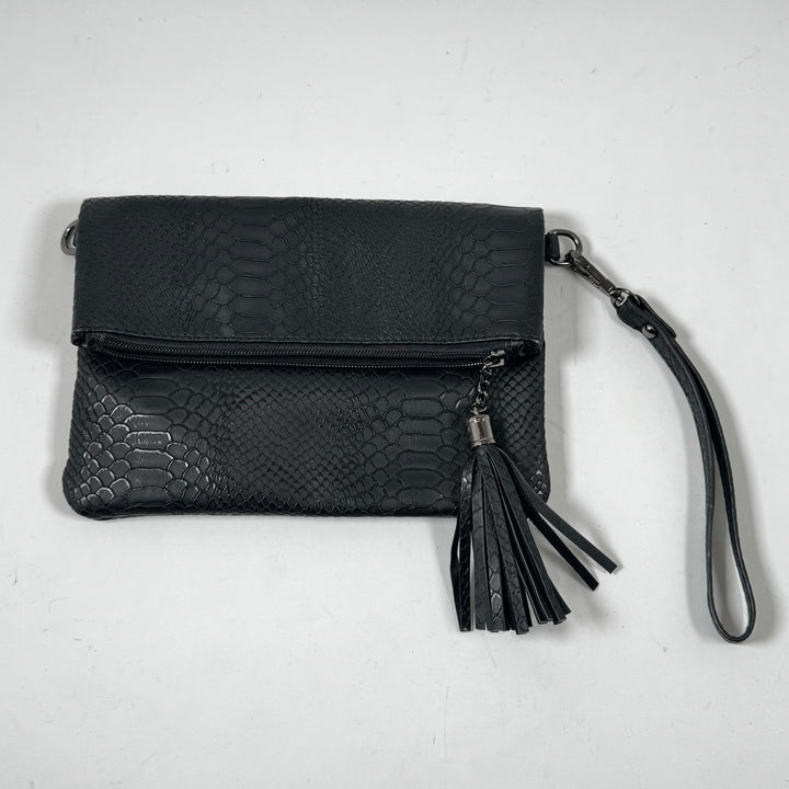 Elegant svart axelväska i konstläder med krokodilprägling