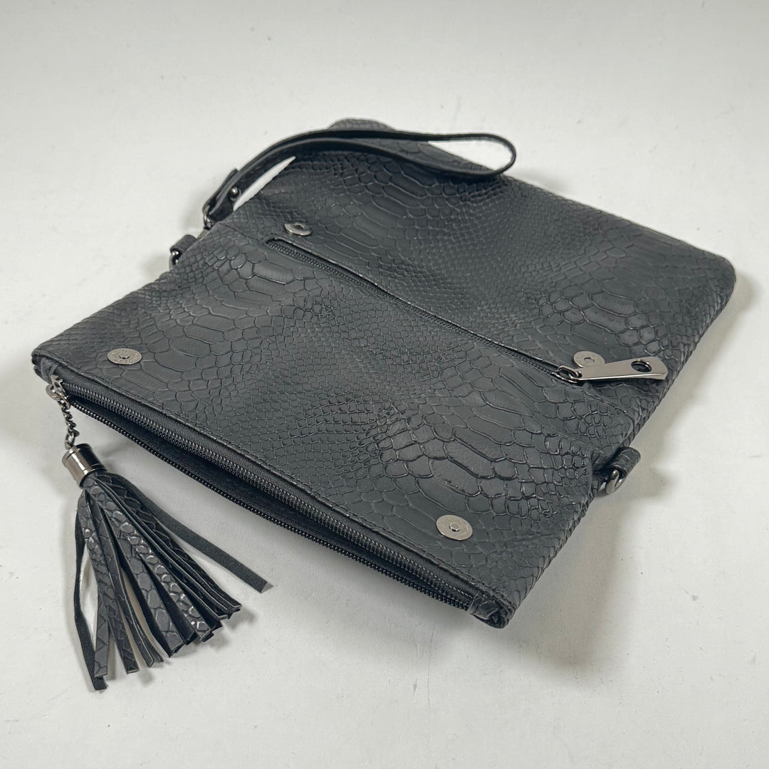 Elegant svart axelväska i konstläder med krokodilprägling