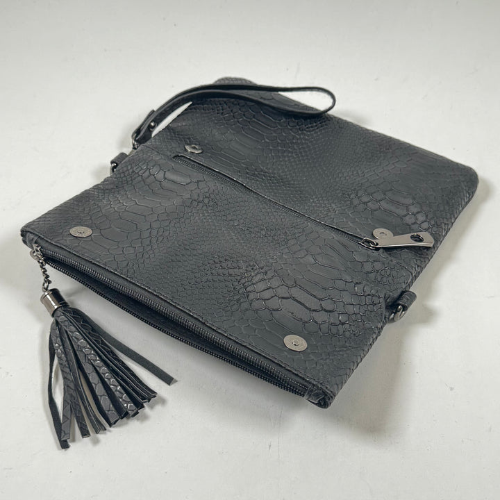 Elegant svart axelväska i konstläder med krokodilprägling