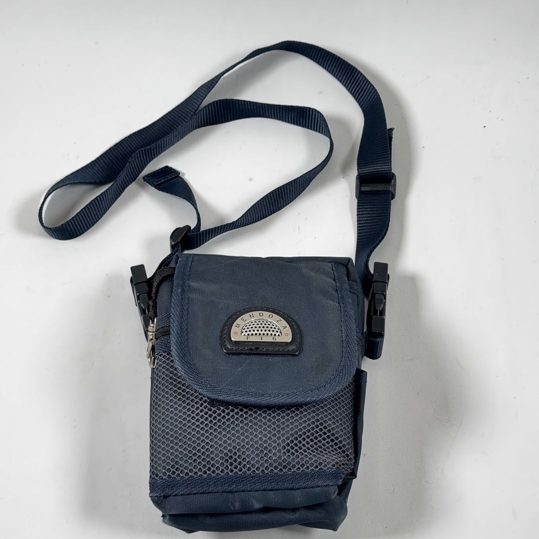 Praktisk axelväska i syntet från Mendoza