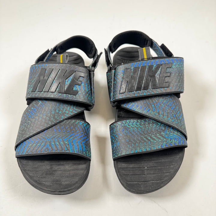 Eleganta blå Nike sandaler med mönster