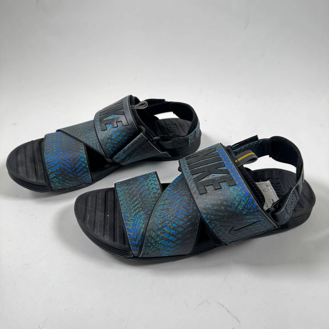 Eleganta blå Nike sandaler med mönster