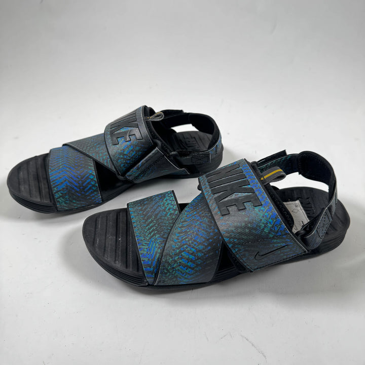 Eleganta blå Nike sandaler med mönster