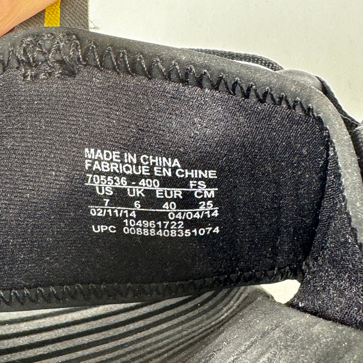 Eleganta blå Nike sandaler med mönster