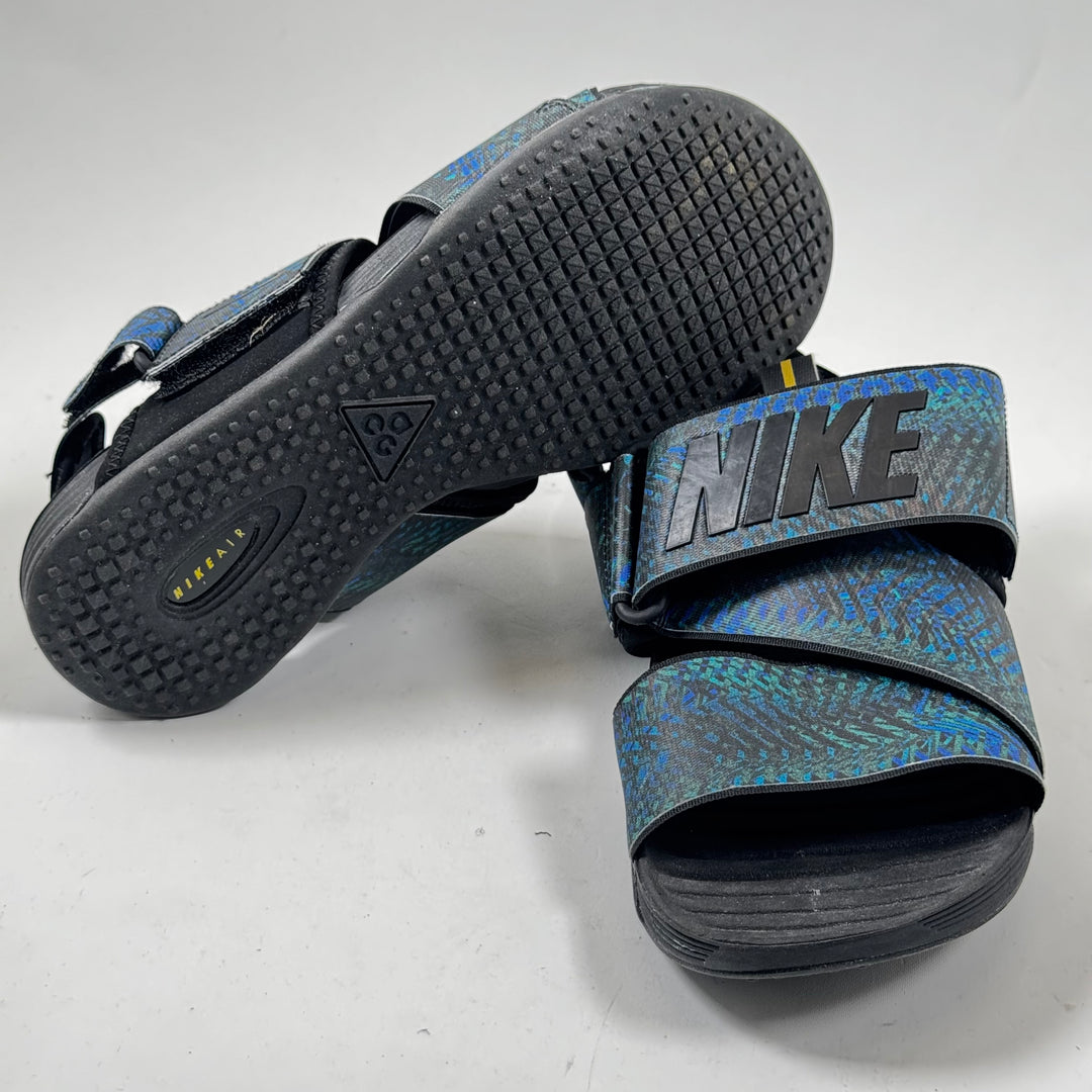 Eleganta blå Nike sandaler med mönster