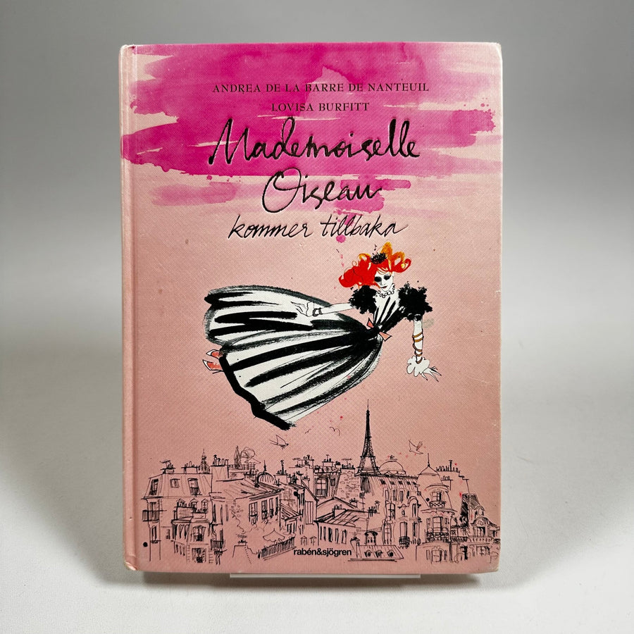 Charmig Roman - Mademoiselle Oiseau i Paris - Homy Secondhand Online