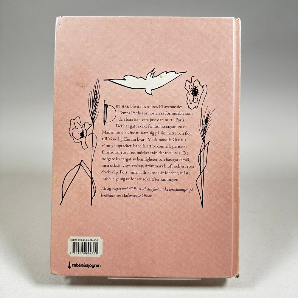 Charmig Roman - Mademoiselle Oiseau i Paris - Homy Secondhand Online