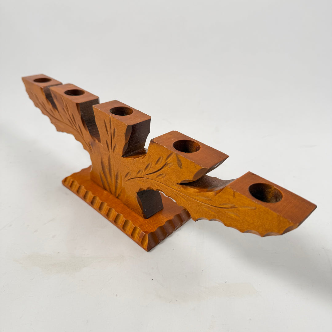 Retro trä ljusstake med snidat bladmotiv