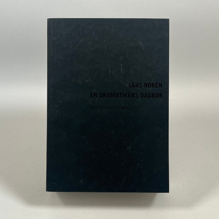 Lars Noréns "En Dramatikers Dagbok" - Mörkt Omslag - Homy Secondhand Online
