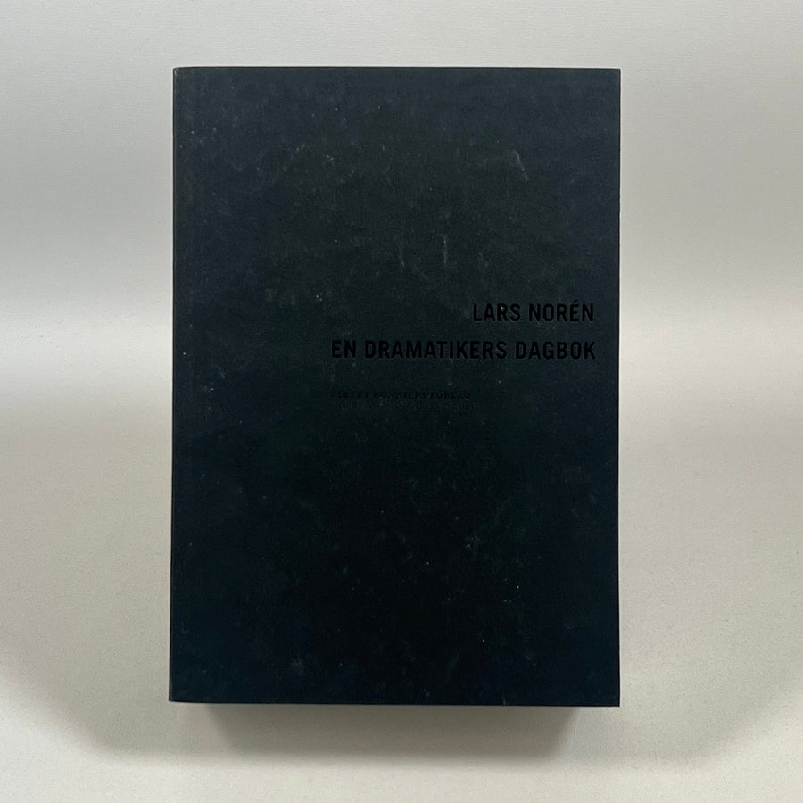 Lars Noréns "En Dramatikers Dagbok" - Mörkt Omslag - Homy Secondhand Online