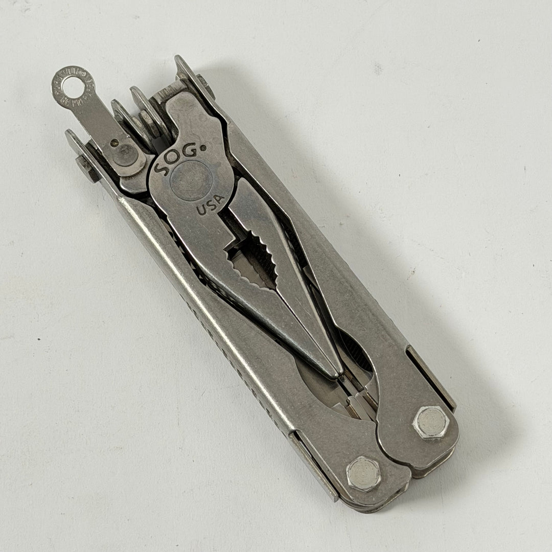 SOG multiverktyg i metall med fodral