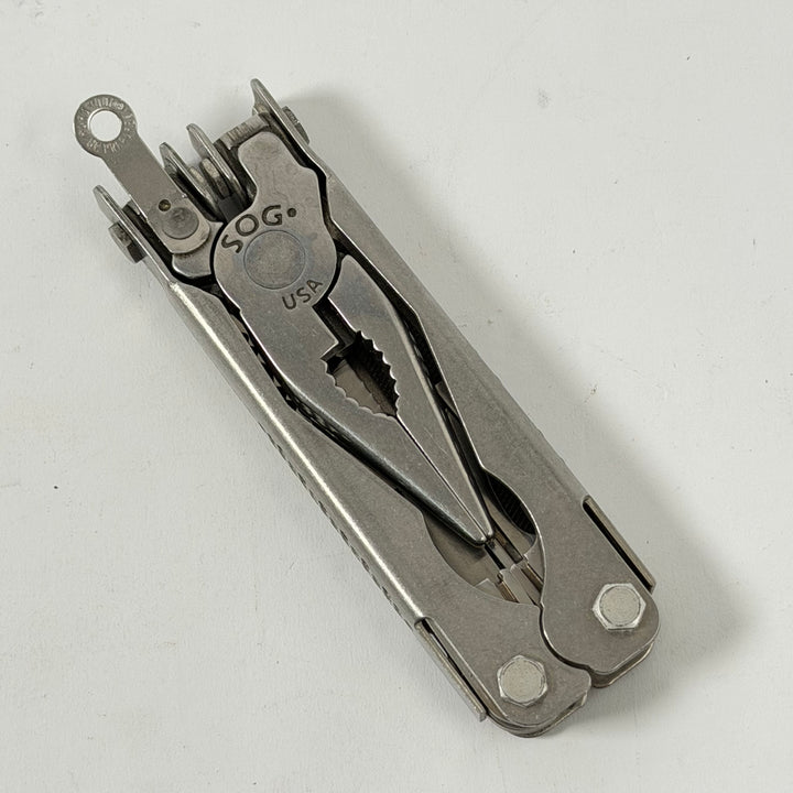 SOG multiverktyg i metall med fodral