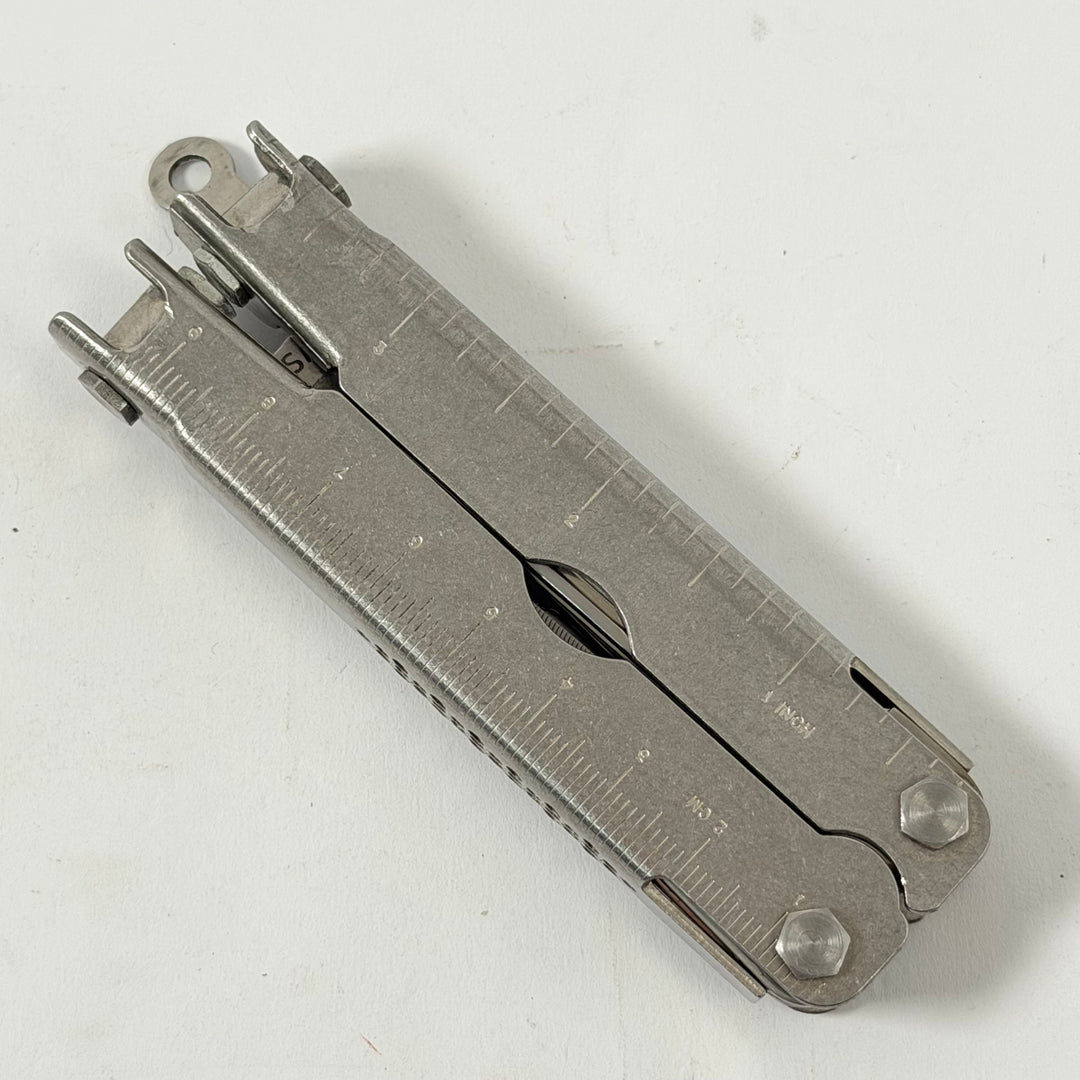 SOG multiverktyg i metall med fodral