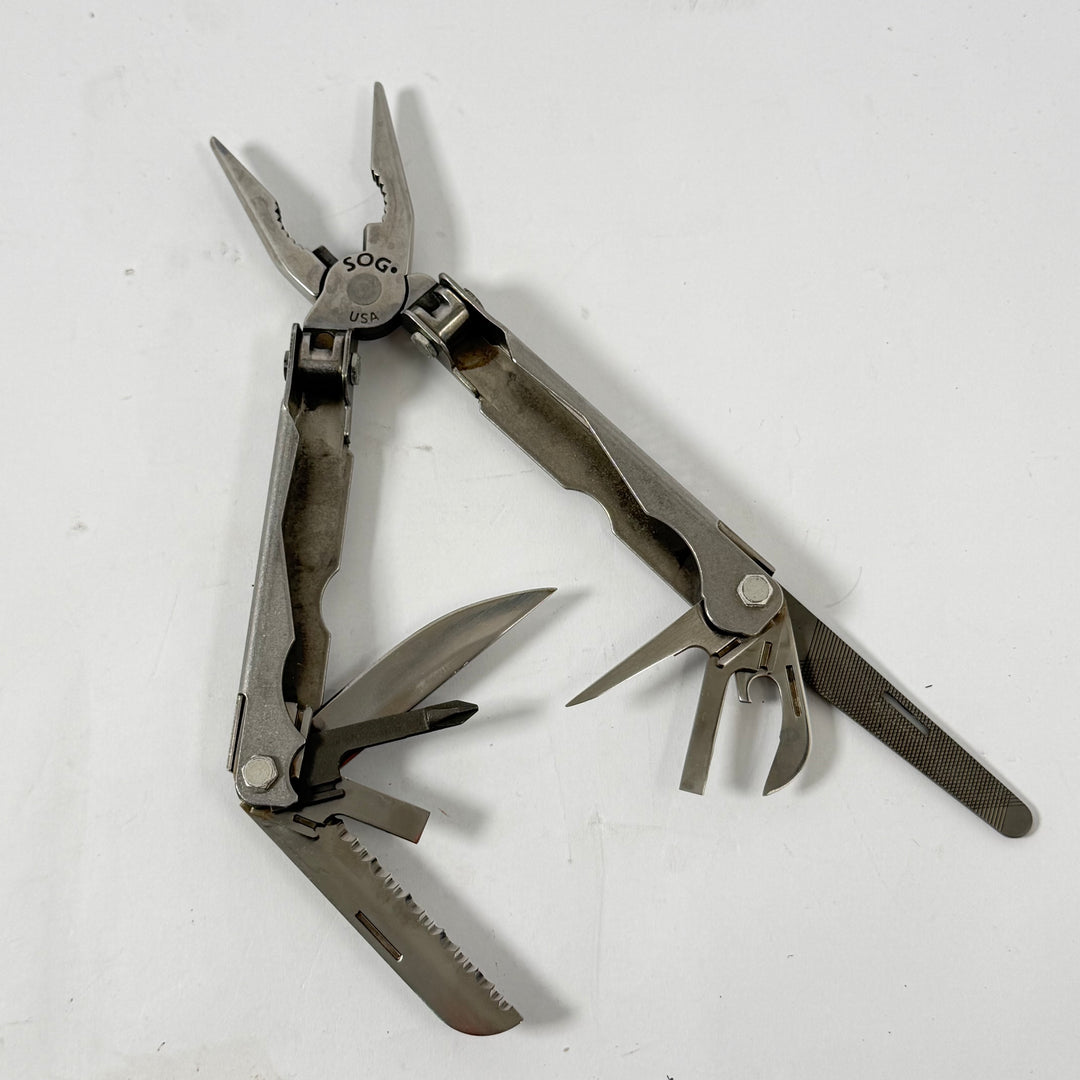 SOG multiverktyg i metall med fodral