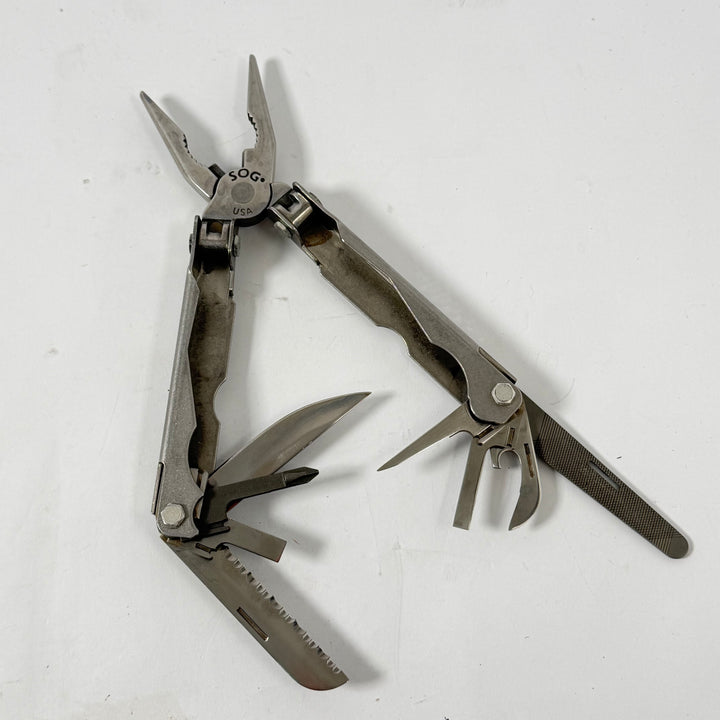 SOG multiverktyg i metall med fodral