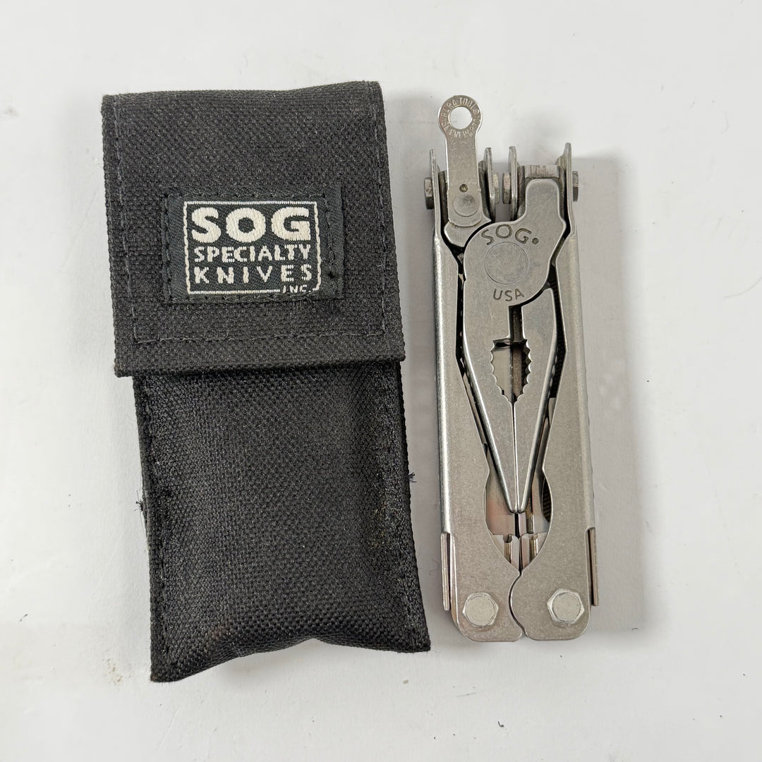SOG multiverktyg i metall med fodral