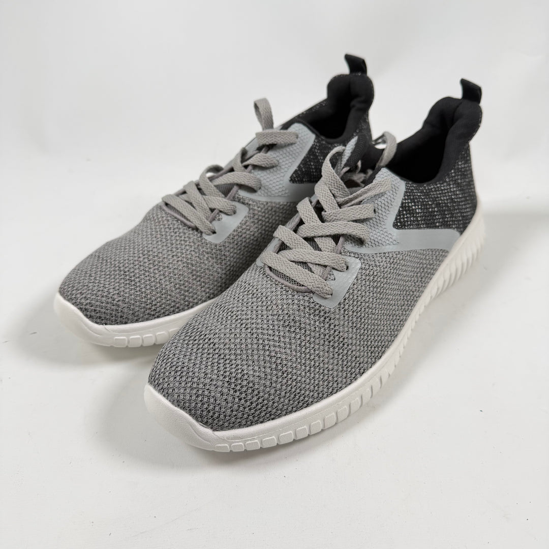 Grå moderna textilsneakers i gott skick