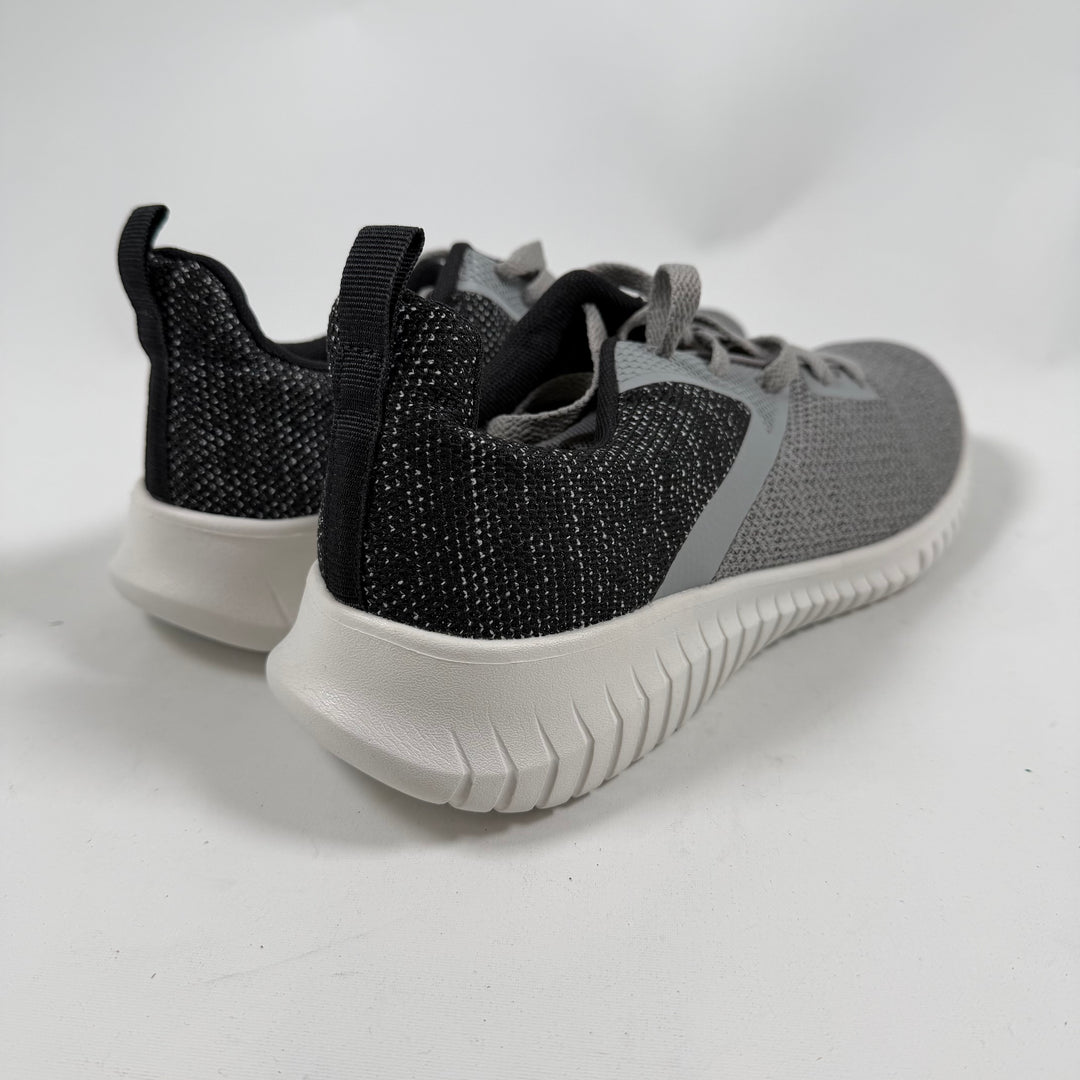 Grå moderna textilsneakers i gott skick