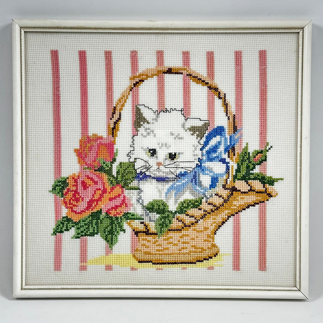 Inramad broderi med katt och blommor - Homy Secondhand Online