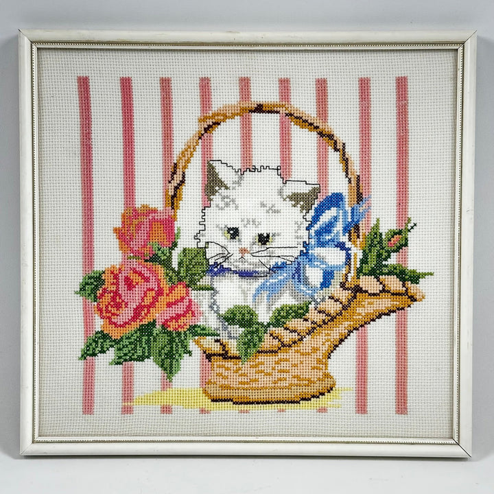 Inramad broderi med katt och blommor - Homy Secondhand Online