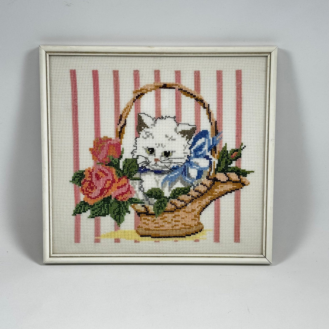 Inramad broderi med katt och blommor - Homy Secondhand Online