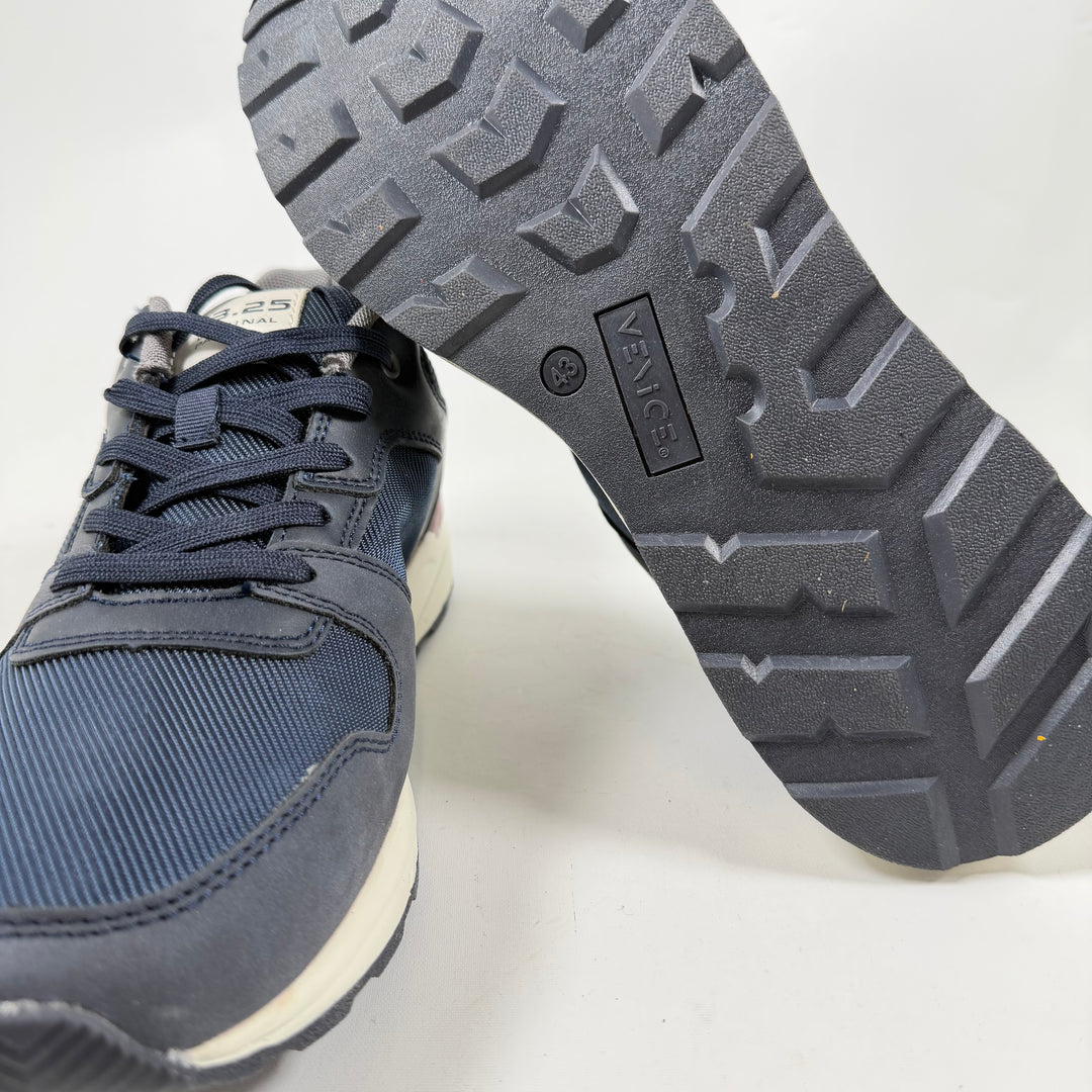 Blå och grå sneakers storlek 43