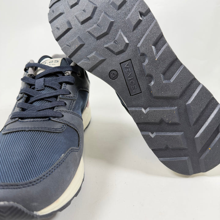 Blå och grå sneakers storlek 43