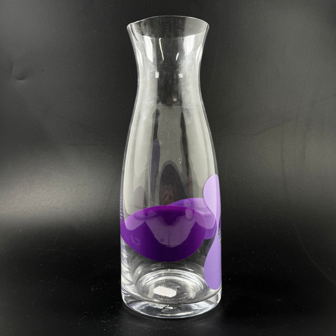 Elegant glaskaraff med lila cirklar retro