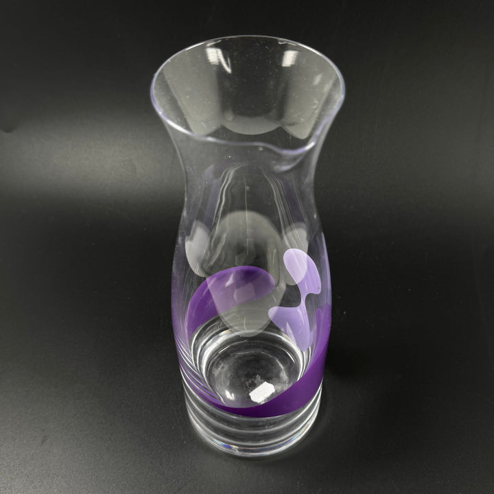 Elegant glaskaraff med lila cirklar retro