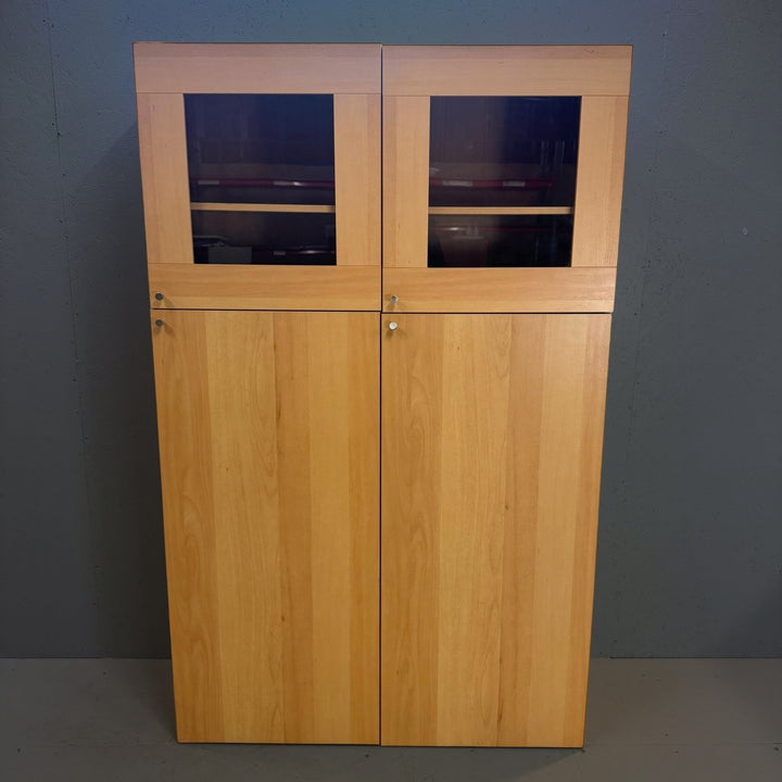 Elegant Trä Skåp med Glasdörrar - Homy Secondhand Online