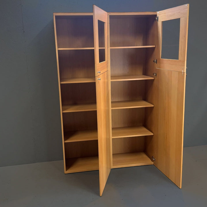 Elegant Trä Skåp med Glasdörrar - Homy Secondhand Online