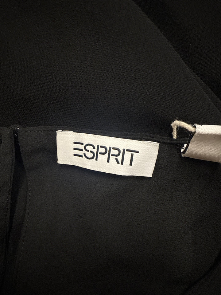 Elegant svart klänning med volang detalj