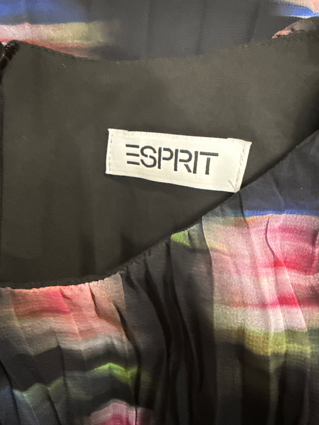 Esprit - Elegant svart klänning med färgglada ränder
