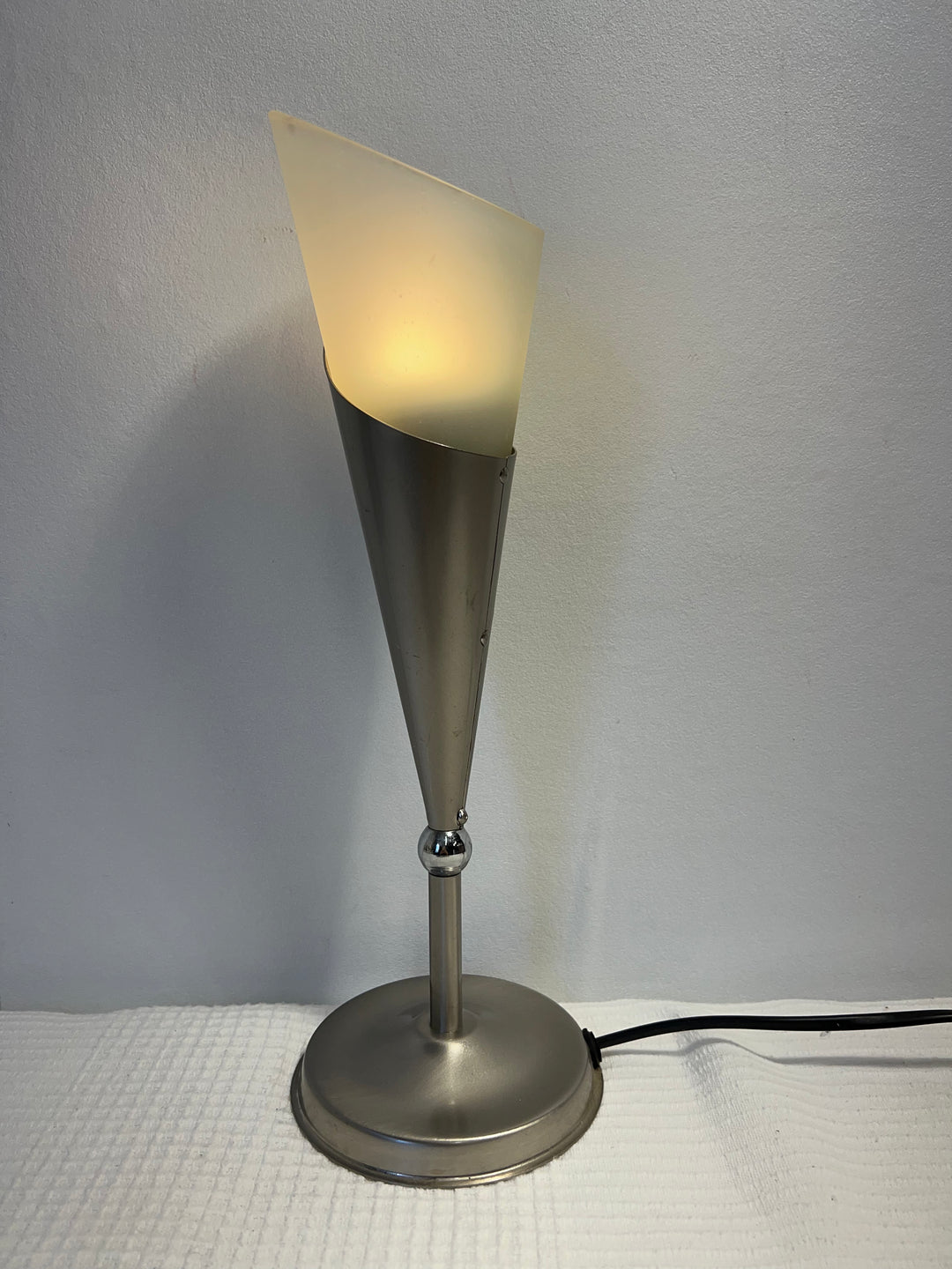 Modern Bordslampa i Silverfärgat Metall