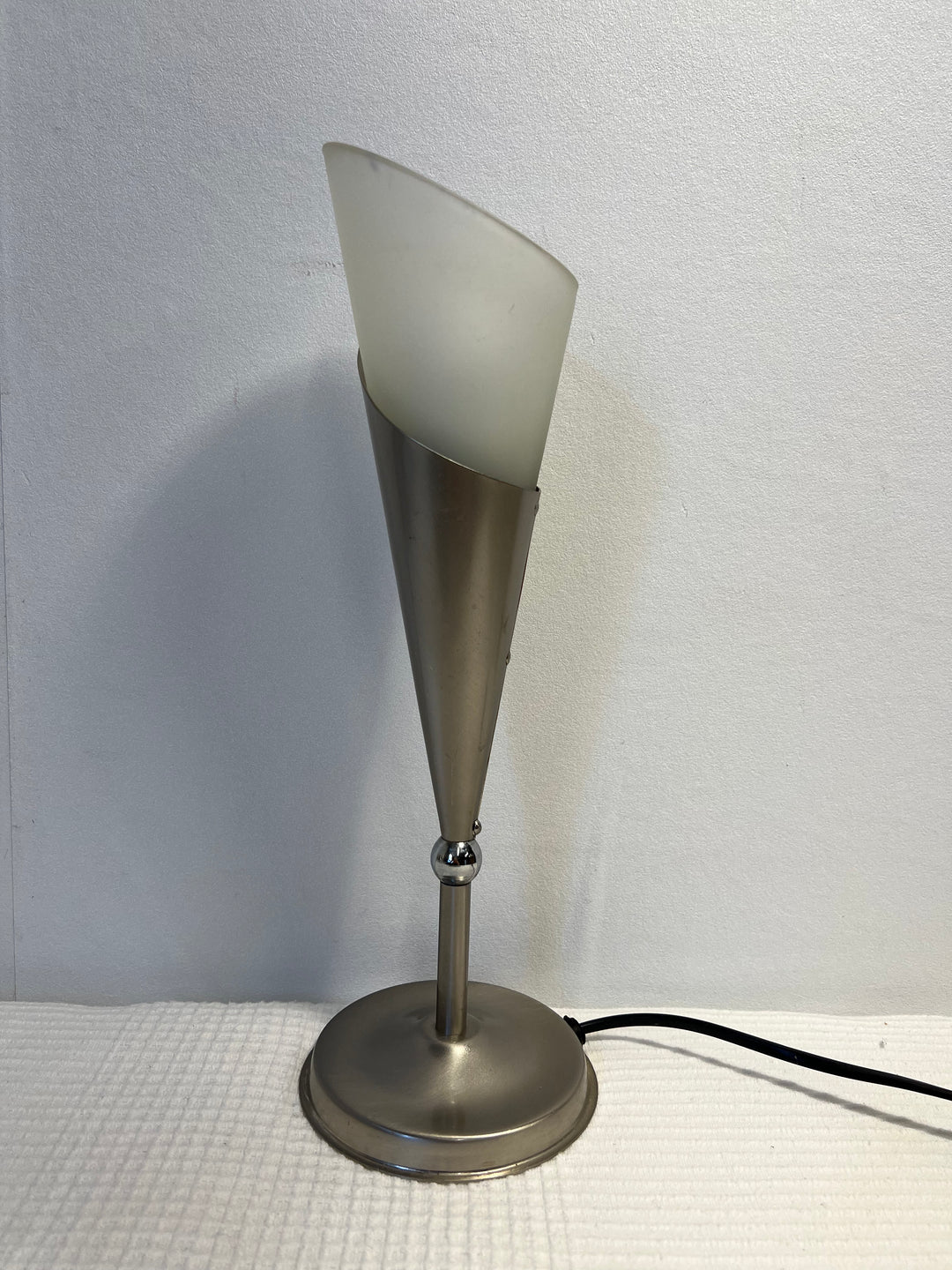 Modern Bordslampa i Silverfärgat Metall